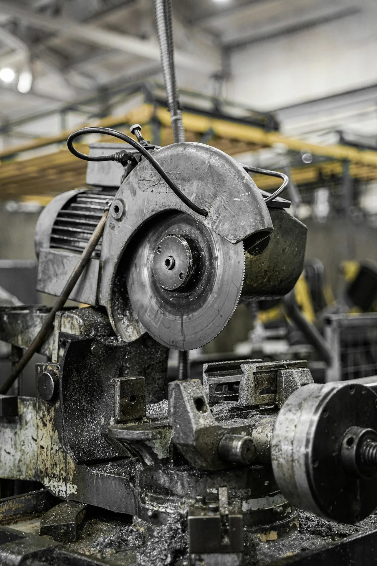 Hydraulic hose cutting machine producing clean square cuts for professional hose assembly