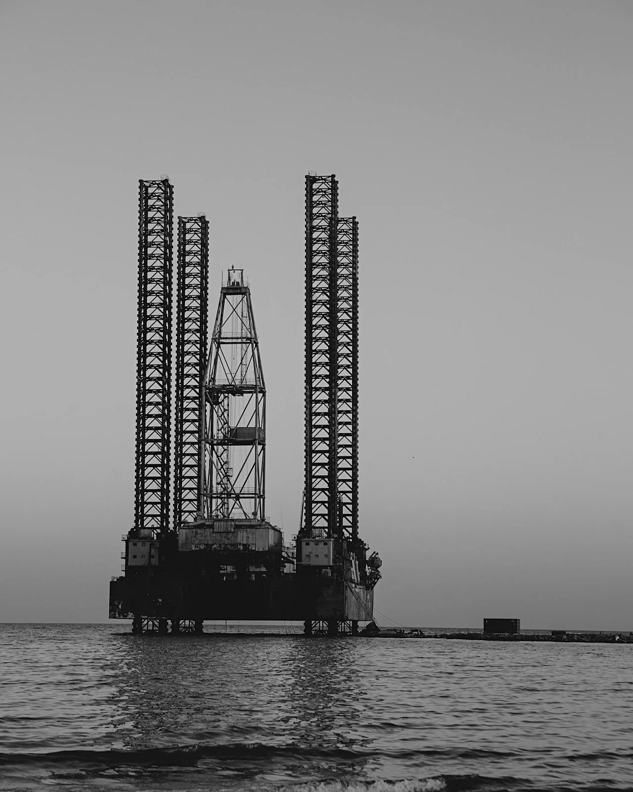 Oil rig hydraulic system maintenance using portable hydraulic hose crimper in field conditions